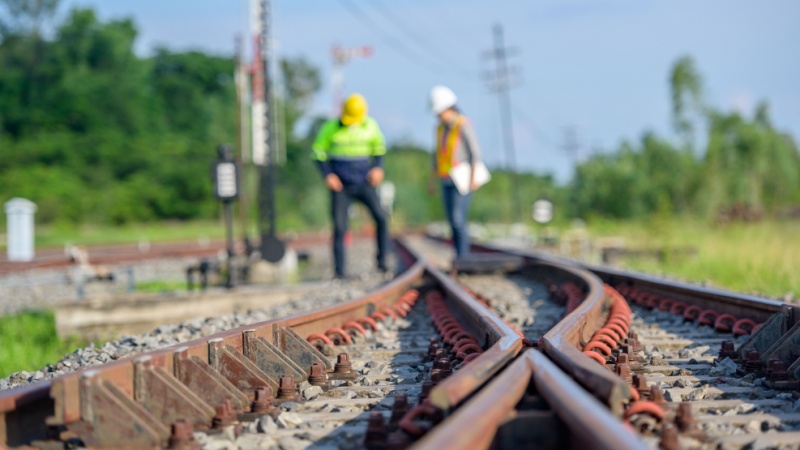 Operai sui binari della ferrovia